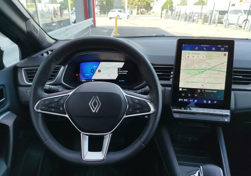 Vue intérieure centrée sur le volant noir et le tableau de bord numérique du Renault Symbioz 2025 avec écran tactile vertical.