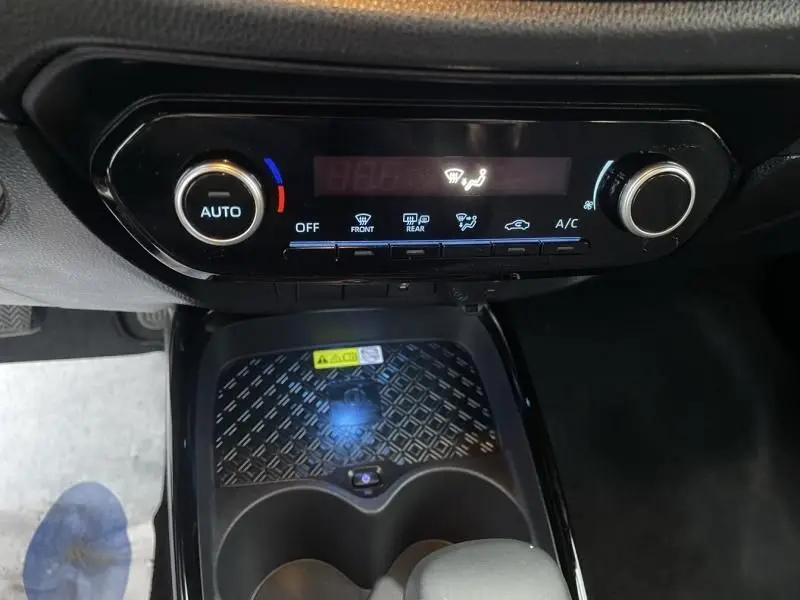 Vue rapprochée de la console centrale de la Toyota Aygo X 2023, montrant les commandes de climatisation automatiques.