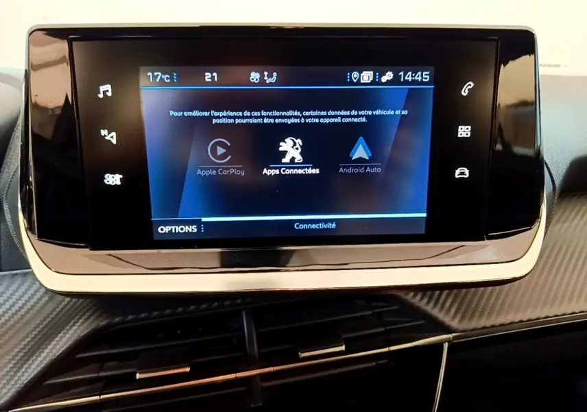 Écran tactile central noir affichant les options Apple CarPlay, Android Auto et Apps Connectées dans l'habitacle d'une Peugeot 2008.
