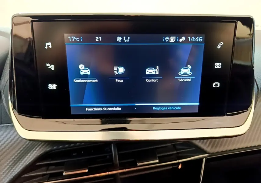 Écran tactile central du tableau de bord du Peugeot 2008 blanc, affichant les réglages de conduite et sécurité.