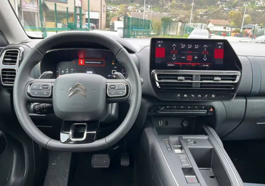 Vue intérieure du poste de conduite du Citroën C5 Aircross Hybrid 145, volant cuir et écran tactile central.