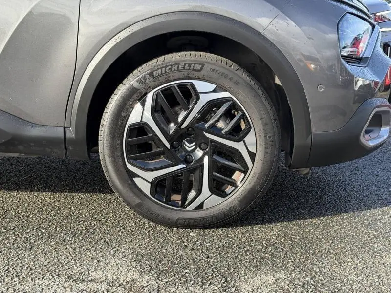 Gros plan sur la roue avant droite gris métallisé d'une Citroën C4 2024 avec jante alliage au design géométrique.