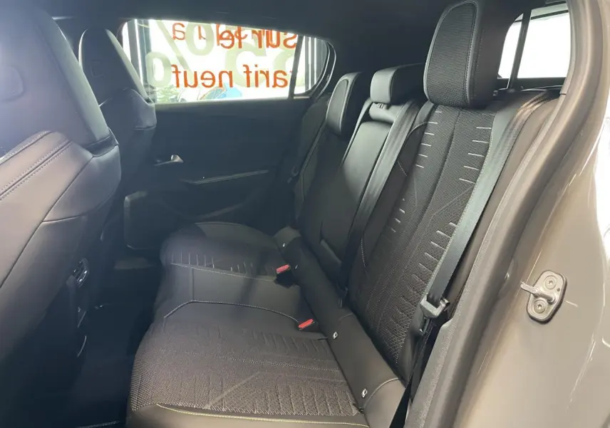 Vue côté droit de la banquette arrière noire avec surpiqûres vert Adamite dans une Peugeot 308 gris Selenium 2026.