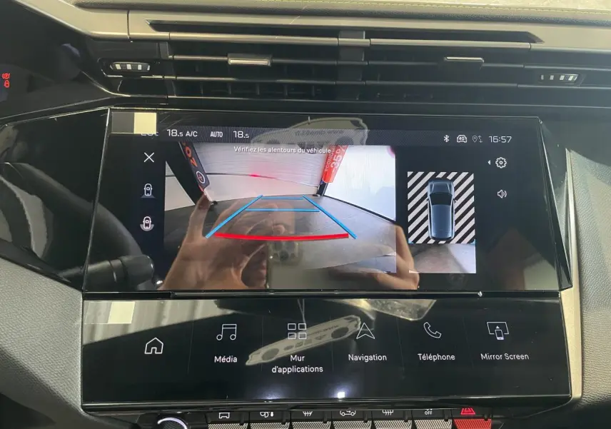 Écran tactile central de la Peugeot 308 gris Selenium montrant la caméra de recul et l'affichage 360° intérieur.