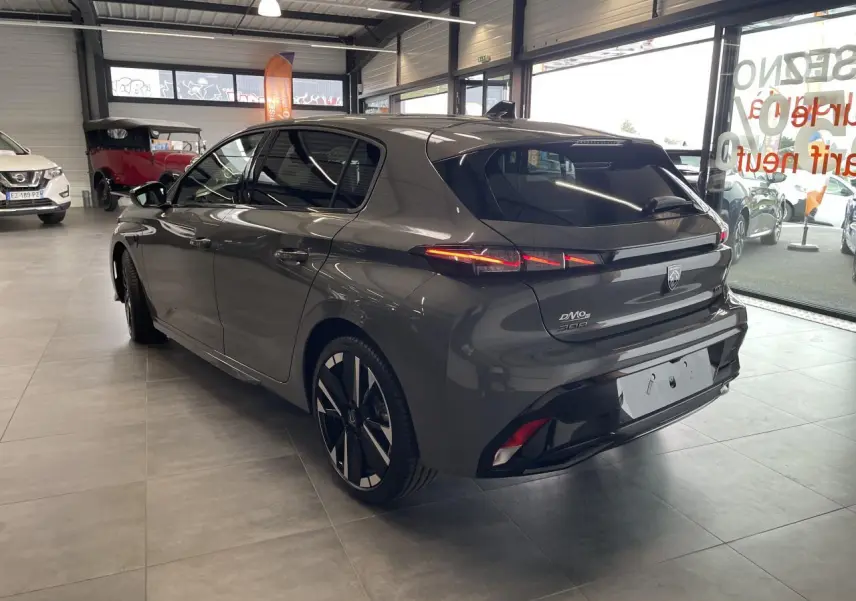 Vue 3/4 arrière droite d'une Peugeot 308 gris selenium avec feux arrière à LED et jantes alliage bi-tons.