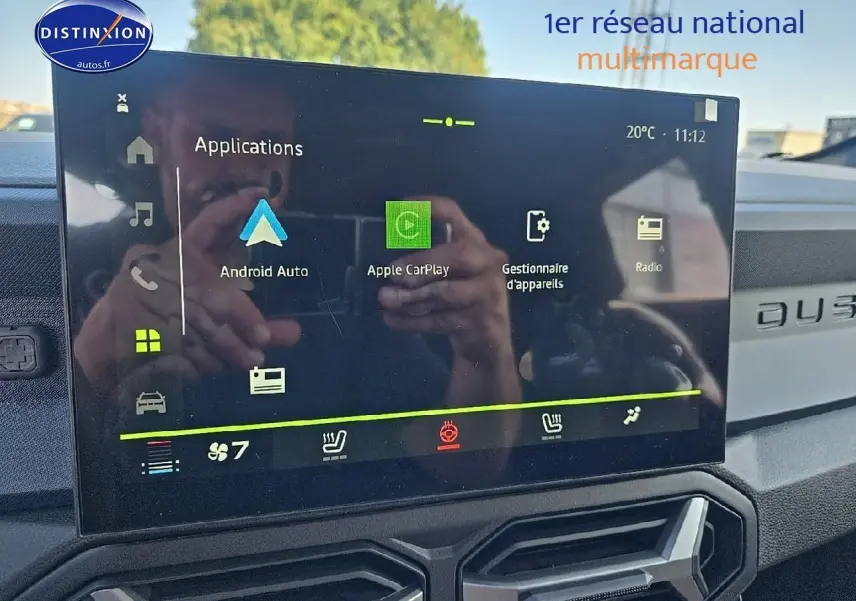 Écran tactile central du tableau de bord du Dacia Duster 2025, avec logo Duster visible à droite.