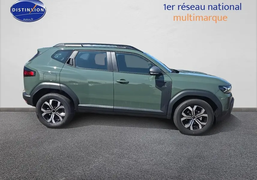 Vue de profil côté gauche d'un Dacia Duster vert kaki 2025 avec jantes alu et barres de toit noires.
