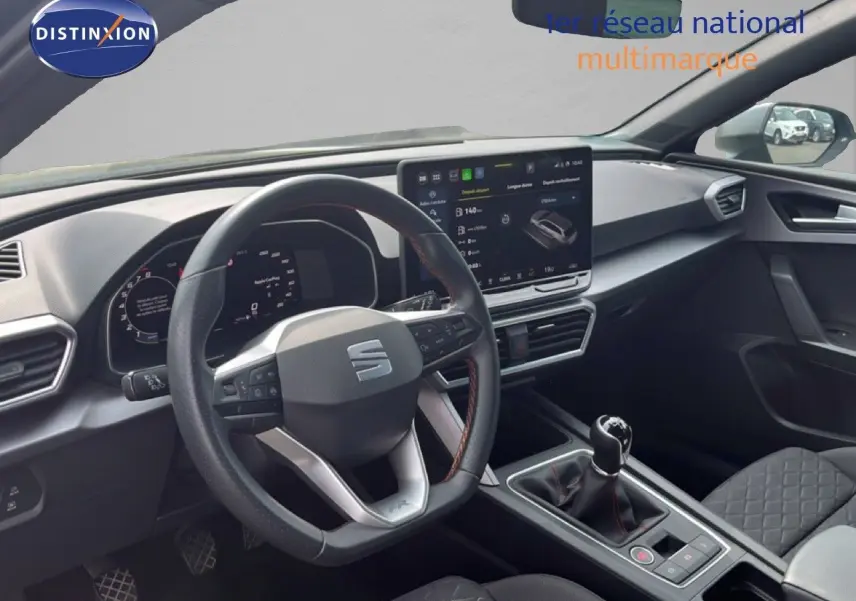 Intérieur de la SEAT LEON ST 1.5 eTSI 2025, vue du poste de conduite avec volant multifonction et écran tactile central.