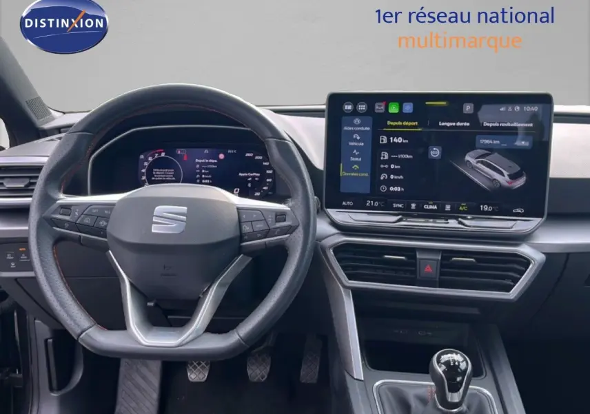 Vue intérieure du poste de conduite du SEAT LEON ST 1.5 eTSI 150CH FR Special Edition 2025, volant cuir et écran tactile.