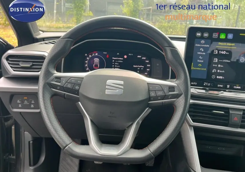 Vue intérieure centrée sur le volant multifonction et le tableau de bord numérique du SEAT Leon ST gris magnétique.
