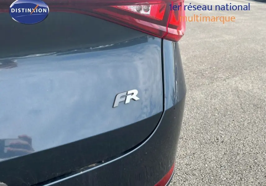 Gros plan sur l'arrière droit gris magnétique métallisé du SEAT LEON ST 1.5 eTSI FR avec logo FR visible.