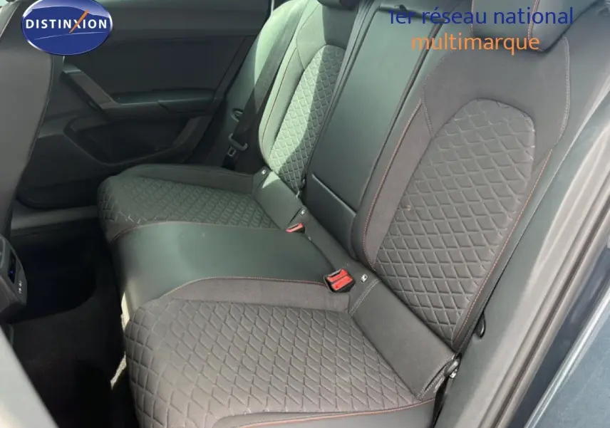 Vue intérieure côté droit des sièges arrière en tissu gris noir avec surpiqûres rouges du SEAT LEON ST 2025 gris magnétique.