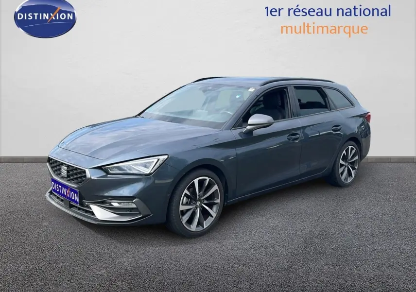 SEAT LEON ST gris magnétique métal en vue 3/4 avant droit, avec jantes alliage et lignes dynamiques.