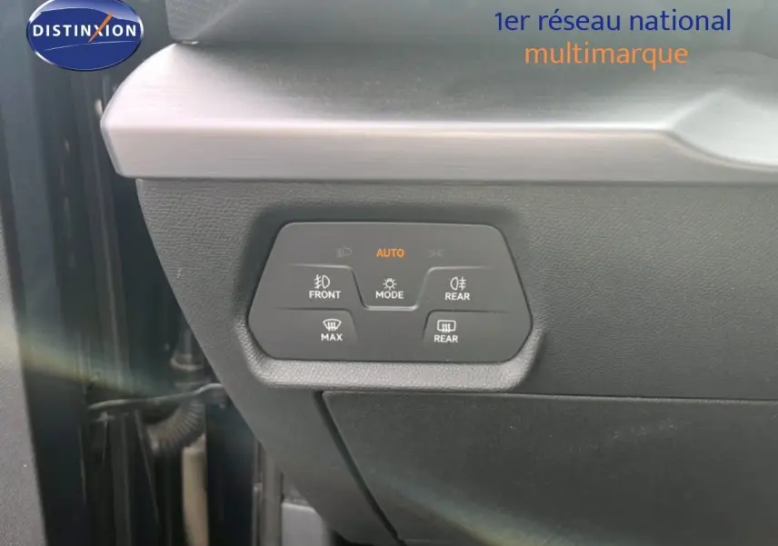 Panneau de commandes d’éclairage intérieur en gros plan sur une SEAT LEON ST gris magnétique.
