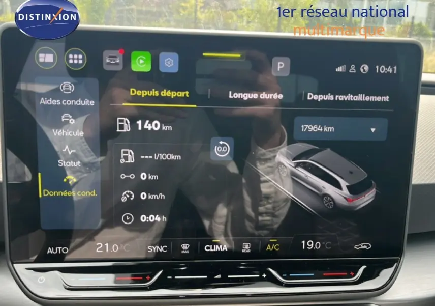 Écran tactile intérieur montrant les données de conduite du SEAT LEON ST gris magnétique, vue de face.