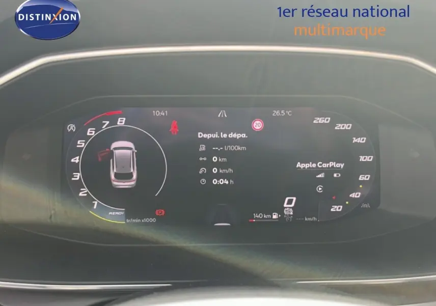 Tableau de bord numérique du SEAT LEON ST 2025 affichant la vitesse, régime moteur et Apple CarPlay, vue frontale intérieure.
