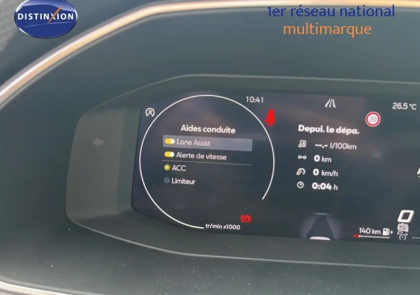 Vue rapprochée du tableau de bord numérique du SEAT LEON ST gris magnétique, affichant les aides à la conduite activées.