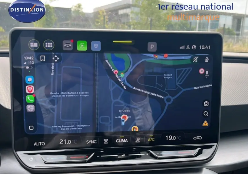 Vue rapprochée de l’écran tactile central du tableau de bord du SEAT LEON ST gris métallique, affichant la navigation GPS.