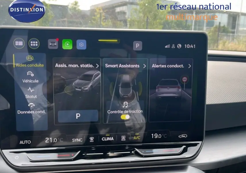 Écran tactile intérieur du tableau de bord du SEAT LEON ST gris magnétique, affichant les aides à la conduite.