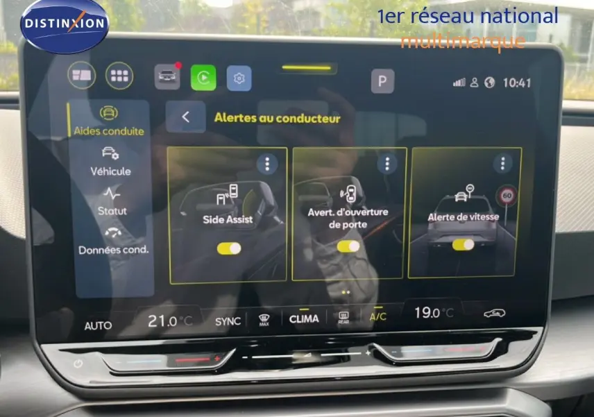 Écran tactile central affichant les alertes au conducteur dans l’habitacle gris noir du SEAT LEON ST 2025.
