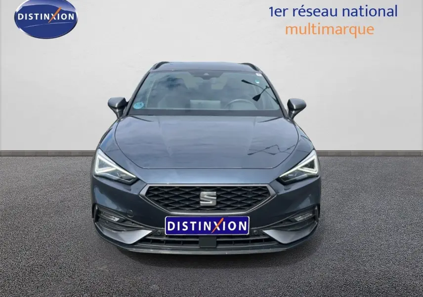 Vue frontale d’une SEAT LEON ST 1.5 eTSI 150CH FR Special Edition gris magnétique métal avec phares LED allumés.