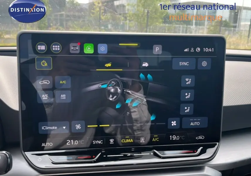 Écran tactile du système de climatisation de la SEAT LEON ST 2025 affichant les réglages de température et ventilation.