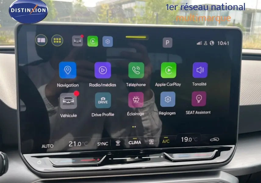 Écran tactile central du tableau de bord du SEAT LEON ST gris magnétique, affichant les applications multimédia et climatisation.