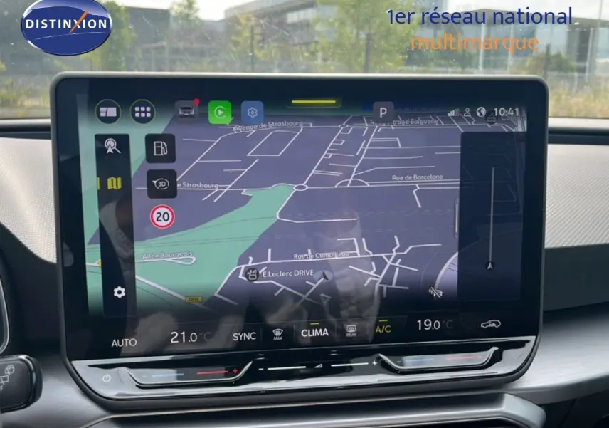Vue rapprochée de l'écran tactile central du tableau de bord du SEAT LEON ST gris métallique, affichant la navigation GPS.