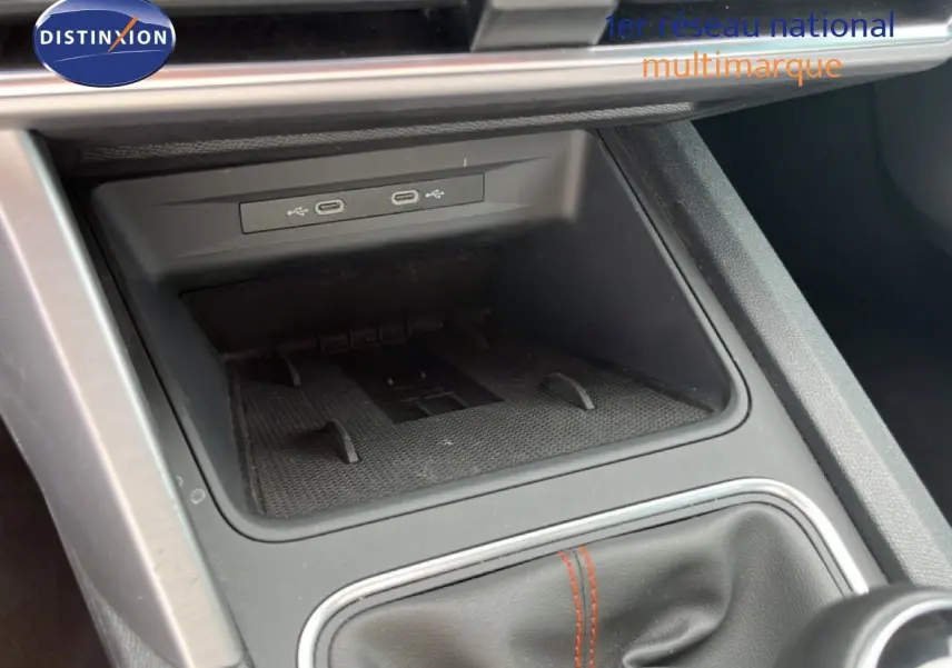 Détail de la console centrale avec prise USB et soufflet de levier de vitesses sur SEAT LEON ST gris métallique.