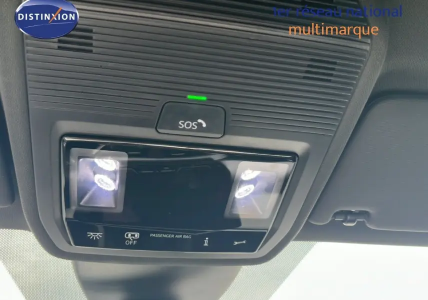 Vue en gros plan du plafonnier intérieur avec éclairage et bouton SOS du SEAT LEON ST gris magnétique.