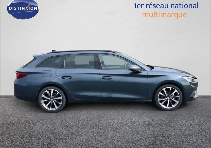 Profil droit d'une SEAT LEON ST 2025 gris magnétique métal avec jantes alliage et lignes dynamiques visibles.