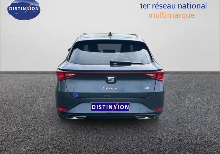 Vue arrière d'un SEAT Leon ST gris magnétique métal 2025 avec feux LED et logo FR visible.