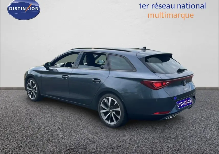SEAT LEON ST gris magnétique métal vue 3/4 arrière côté gauche, avec jantes alliage et feux arrière LED.