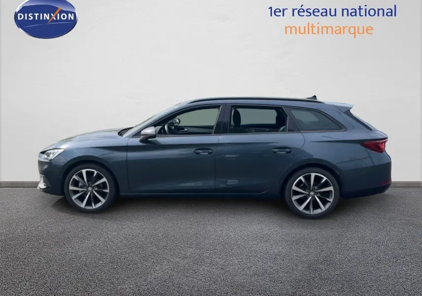Vue de profil côté gauche d'une SEAT LEON ST gris magnétique métallisé avec jantes alliage et toit panoramique.