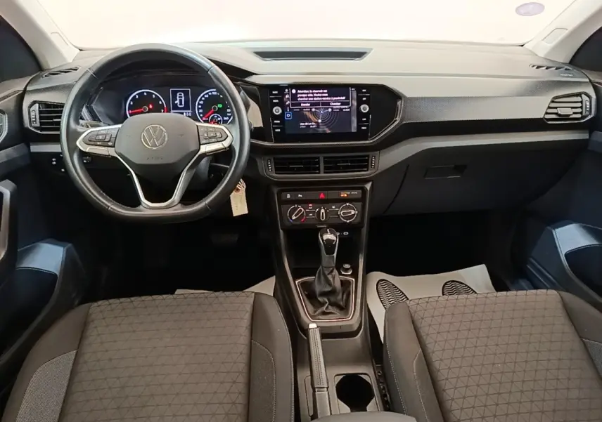 Vue intérieure frontale du tableau de bord et volant cuir multifonctions du Volkswagen T-Cross 2022.