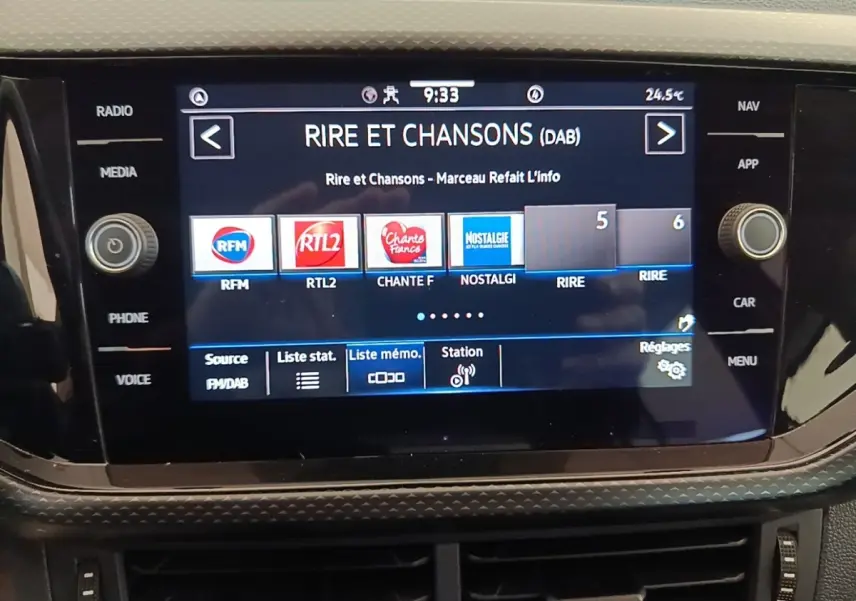 Écran tactile central du Volkswagen T-Cross blanc 2022 affichant la radio numérique avec plusieurs stations visibles.