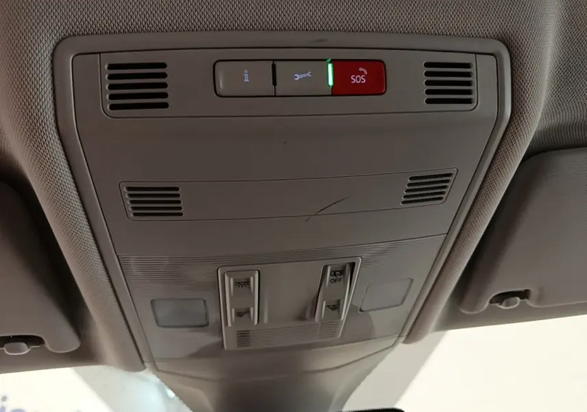 Vue intérieure du plafonnier avec commandes d'éclairage et bouton SOS du Volkswagen T-Cross blanc 2022.