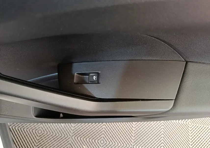 Détail de la poignée intérieure noire de porte arrière côté gauche du Volkswagen T-Cross blanc 2022.