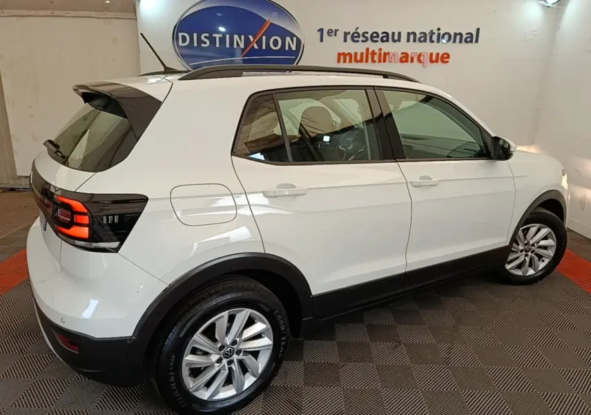 Volkswagen T-Cross blanc vue 3/4 arrière côté droit, feux arrière LED et jantes alliage visibles.