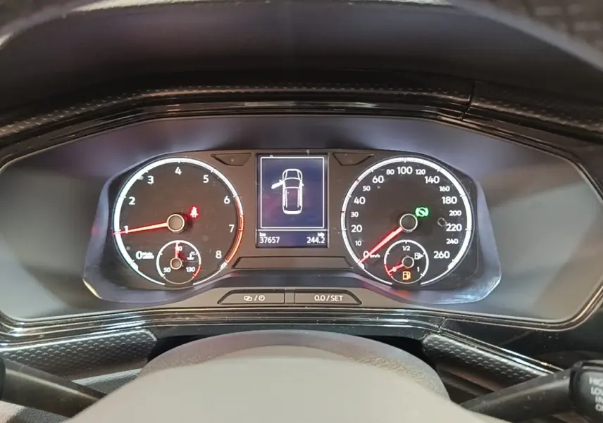 Tableau de bord numérique du Volkswagen T-Cross 2022, affichage clair avec compte-tours et vitesse en vue frontale.