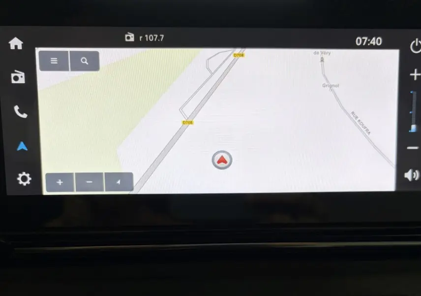 Écran tactile central de navigation 3D de la Citroën C3 Turbo 100 BVM6 MAX, affichage clair et moderne.