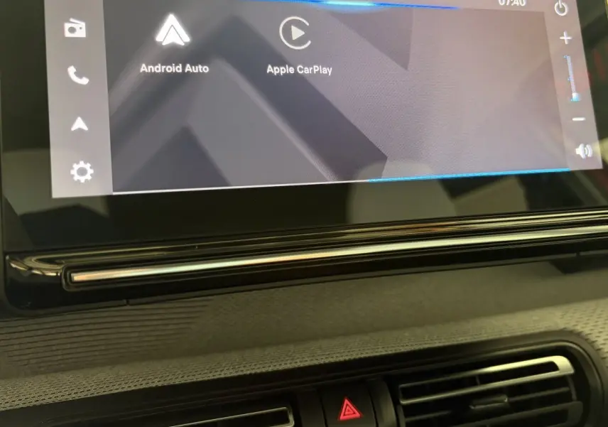 Écran tactile central affichant Android Auto et Apple CarPlay dans l’habitacle d’une Citroën C3 noire.