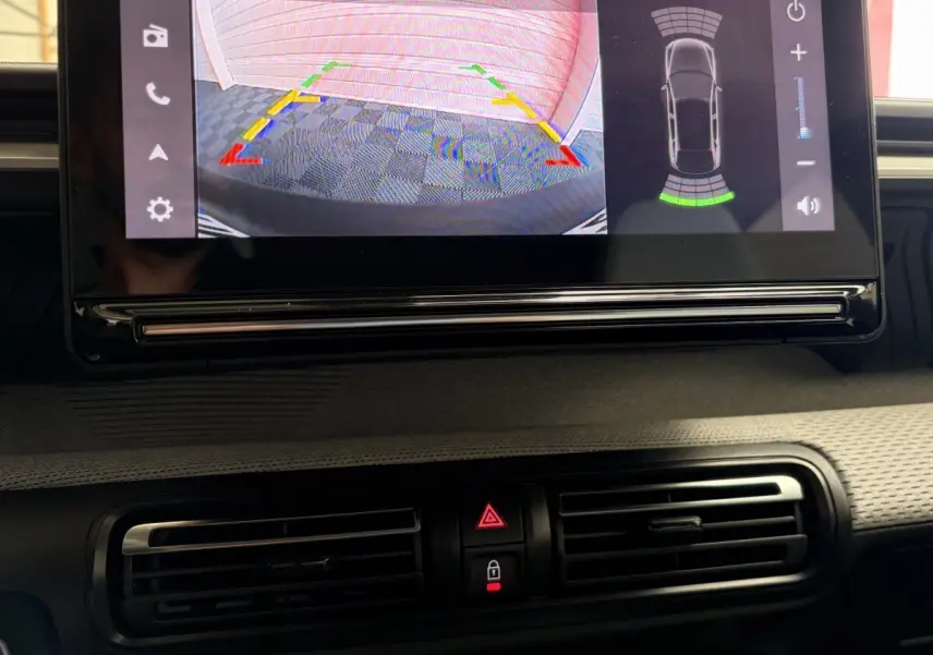 Écran tactile central de la Citroën C3 Turbo 100 BVM6 MAX 2025 montrant la caméra de recul et l’aide au stationnement.