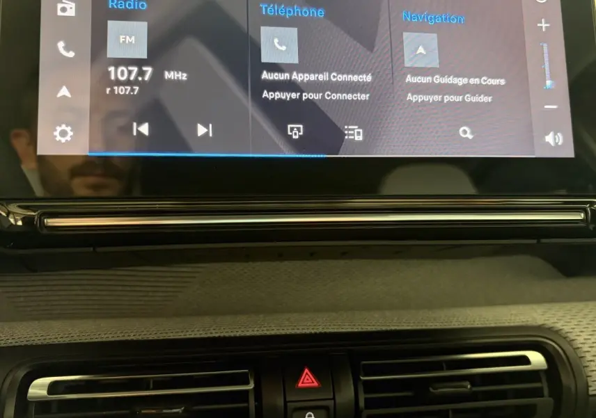 Écran tactile central 10,25 pouces affichant radio, téléphone et navigation dans l'habitacle d'une Citroën C3 noire.
