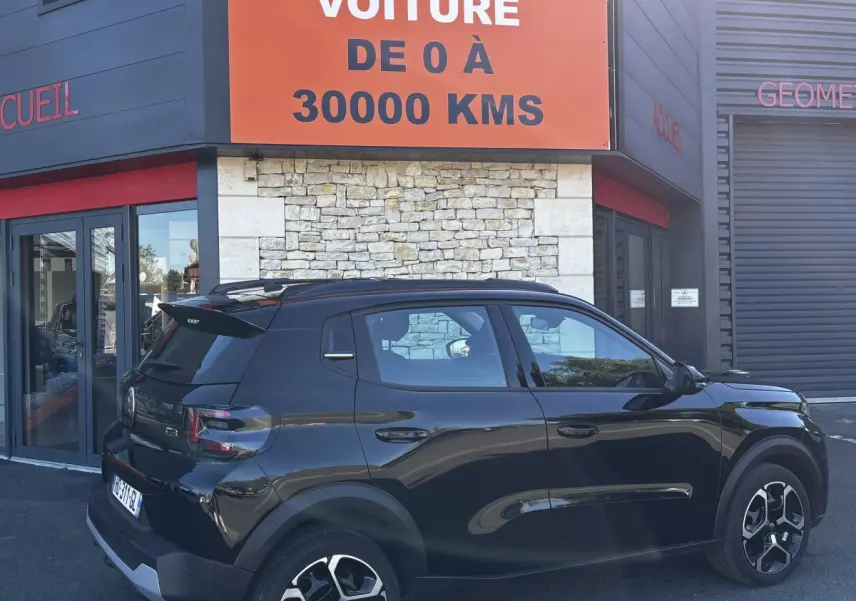 Citroën C3 Turbo 100 BVM6 noir vue 3/4 arrière droit, avec jantes distinctives et toit noir brillant.