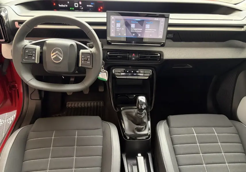 Vue intérieure avant de la Citroën C3 Turbo 100 BVM6 MAX 2025, volant cuir, écran tactile 10,25 pouces et boîte manuelle.
