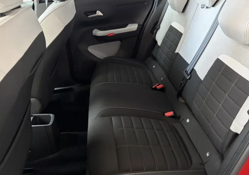 Vue intérieure arrière de la banquette 3 places noire et beige de la Citroën C3 Turbo 100 BVM6 MAX 2025.