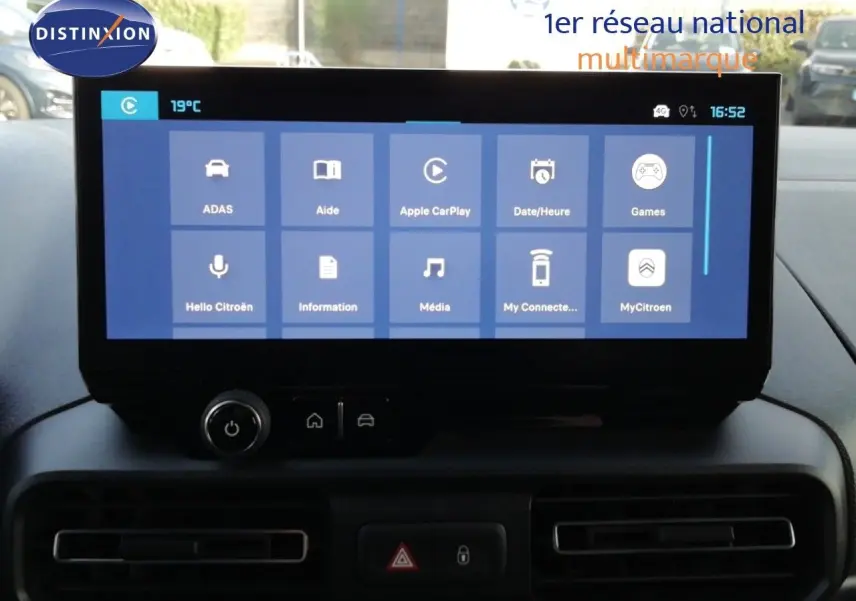 Écran tactile central du tableau de bord du Citroën Berlingo XL blanc, affichant les options multimédia et connectivité.