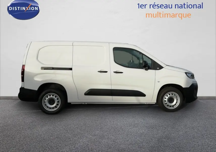 Profil droit d'un Citroën Berlingo XL blanc Icy, utilitaire avec portes latérales et jantes acier simples.