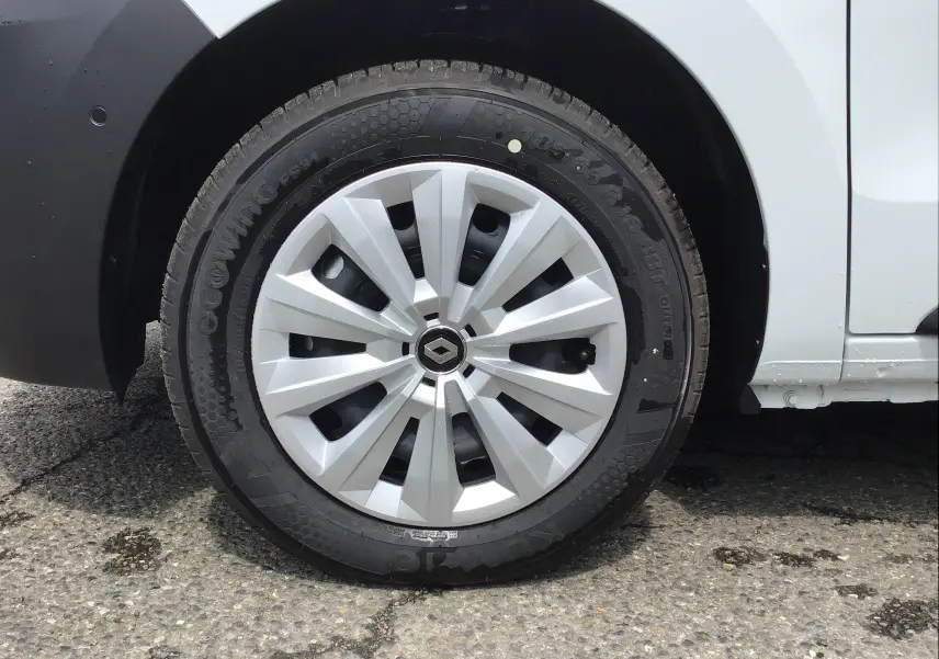 Gros plan sur la roue avant droite blanche d'un Renault Express Van 2024, avec jante argentée et logo Renault central.